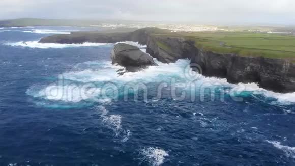爱尔兰西海岸的野生大西洋海水视频的预览图