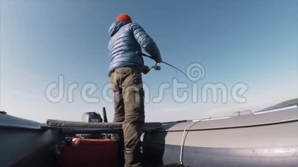 业余钓鱼者在湖上钓鱼视频的预览图