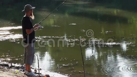 运动渔民在湖上捕鱼使用捕鱼诱饵视频的预览图
