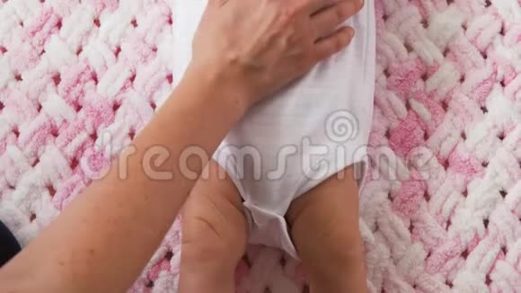 可爱的女婴躺在针织长毛绒毯上视频的预览图