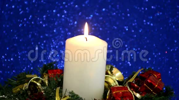 美丽的圣诞装饰与点燃蜡烛视频的预览图