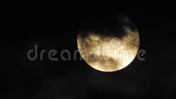 夜空中有云的月亮秋天的夜晚多云天气神秘的夜空与月亮可怕的夜晚和神秘博士视频的预览图