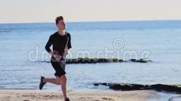 年轻人在海滩上慢跑视频的预览图
