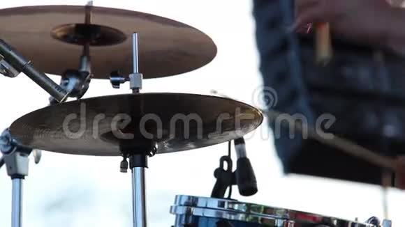 音乐会上街头的鼓手演奏中档户外视频的预览图
