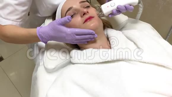 女士在美容诊所接受液化石油气硬件按摩专业美容师视频的预览图