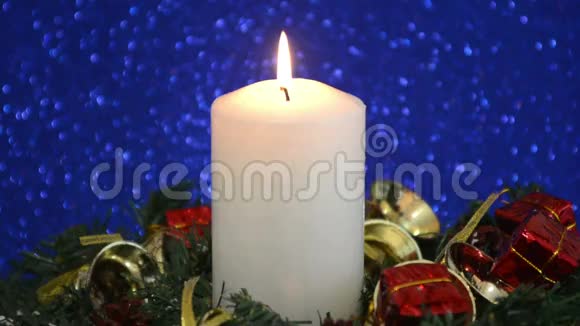 美丽的圣诞装饰与点燃蜡烛视频的预览图