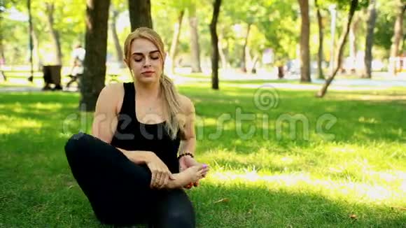 少年女子在公园做瑜伽视频的预览图
