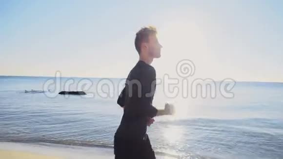 年轻人在海滩上慢跑视频的预览图
