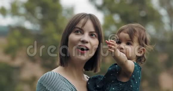 母亲和她的宝贝女儿在户外探险视频的预览图