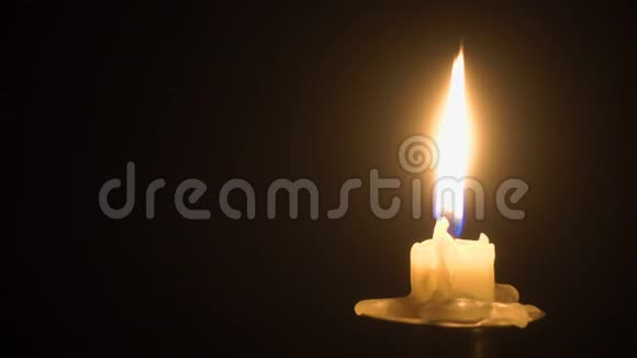 燃烧蜡烛的火焰视频的预览图