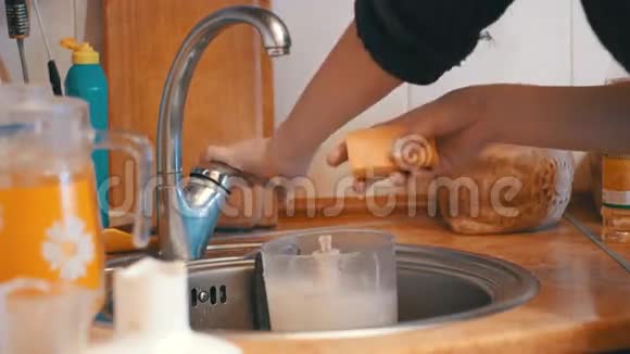 家中厨房洗洗碗视频的预览图