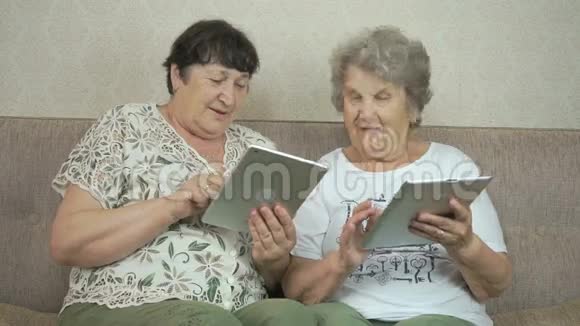 两名老年妇女手持数码平板电脑视频的预览图