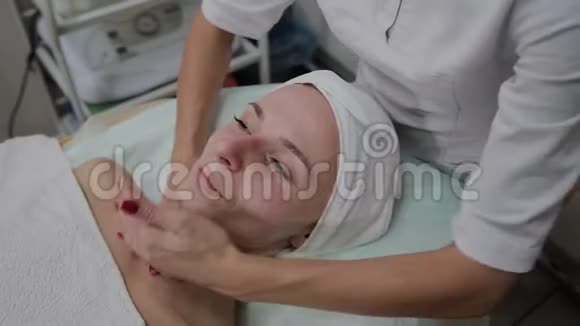 美丽的女人在美容院做面部按摩视频的预览图