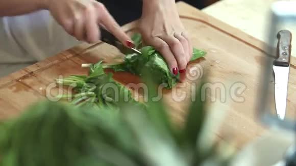 切菠菜的特写视频的预览图