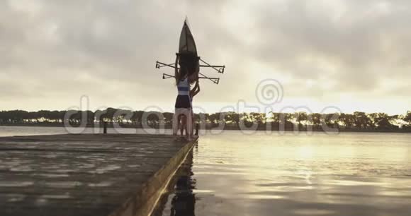 女子划船队在河上的训练视频的预览图
