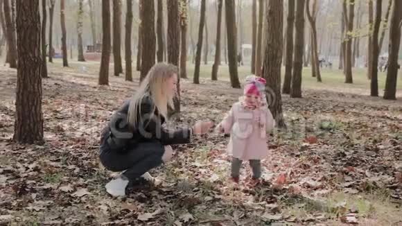 快乐的妈妈和女儿在公园里散步视频的预览图