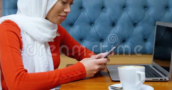 4k自助餐厅使用手机的妇女视频的预览图