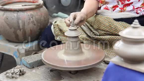 陶工手工制作陶轮上的粘土视频的预览图