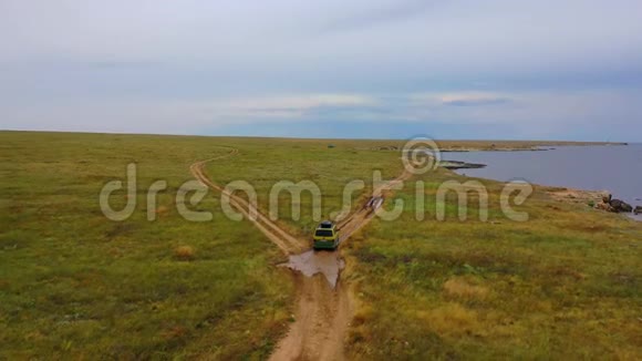 空中追踪无人机射击天堂海滩绿松石水和绿色丛林视频的预览图