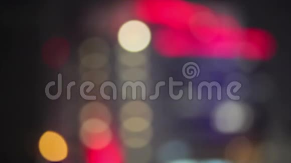 夜晚的城市灯光和曼谷的交通作为抽象的背景在模糊的汽车和建筑灯光下鸟的眼睛高高地视频的预览图