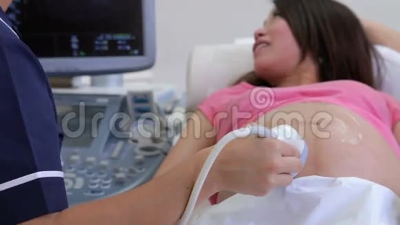 孕妇及伴有超声扫描者视频的预览图
