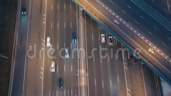 从空中观看与环路和城市出口交叉口立交桥上的汽车运动视频的预览图