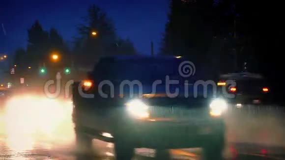 傍晚大雨中的汽车视频的预览图