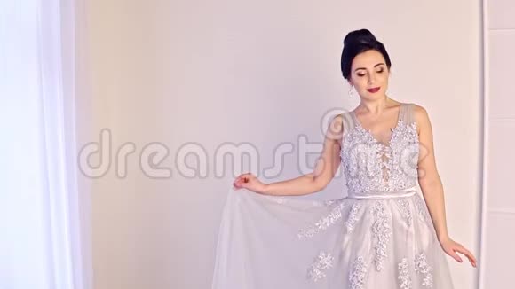 优雅白色连衣裙美女的时尚肖像视频的预览图