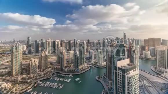迪拜码头摩天大楼和朱美拉湖塔从阿联酋的最高空中时间推移视频的预览图