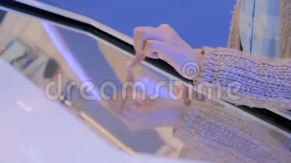 妇女使用多媒体触摸屏显示互动亭视频的预览图