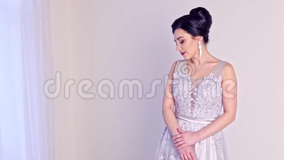 优雅白色连衣裙美女的时尚肖像视频的预览图