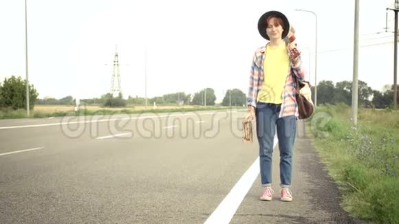 带着吉他的年轻女孩走在路上视频的预览图
