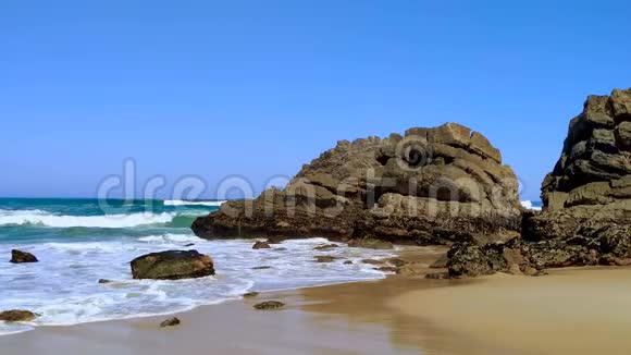葡萄牙岩石海岸大西洋海浪沙滩视频的预览图
