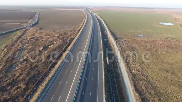 从无人机看到的道路和田野视频的预览图