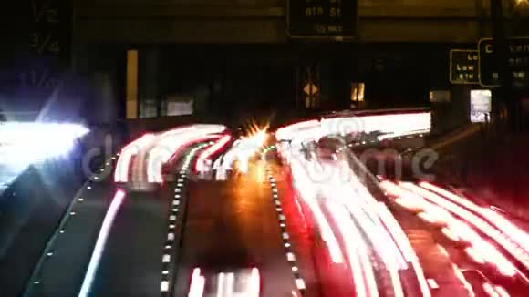 洛杉矶交通和夜间天际线视频的预览图