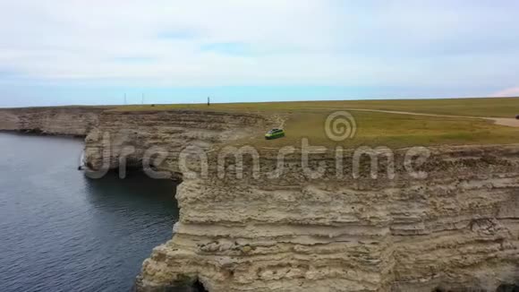 空中追踪无人机射击天堂海滩绿松石水和绿色丛林视频的预览图