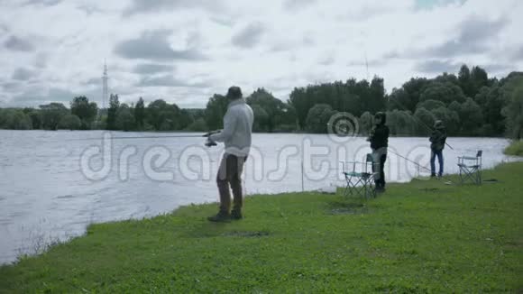 孩子们在钓鱼在湖边休息视频的预览图