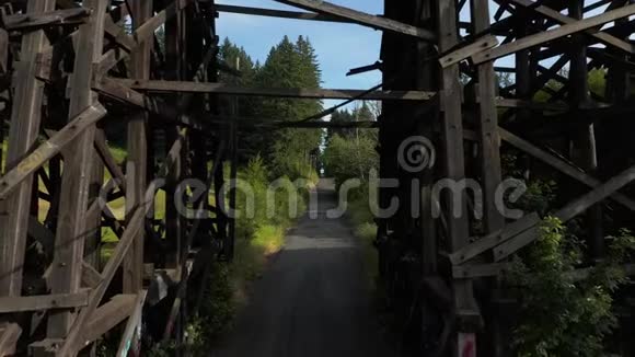 霍科姆溪木火车栈桥视频的预览图