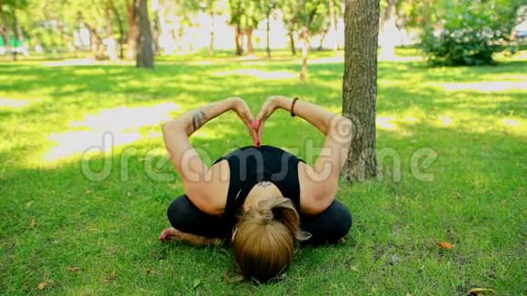 少年女子在公园做瑜伽视频的预览图