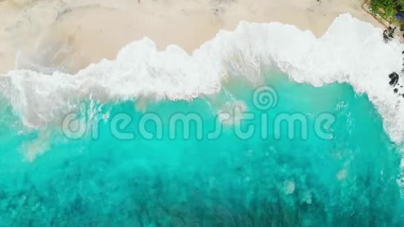 热带海滩带绿松石海水和海浪鸟瞰天堂岛的俯视图视频的预览图