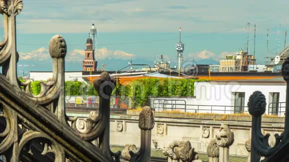 夏日米兰著名的多摩大教堂屋顶全景4k时间流逝意大利视频的预览图