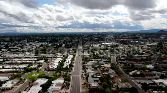 鸟瞰亚利桑那州首府凤凰城以东的斯科茨代尔沙漠城市视频的预览图