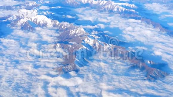 透过飞机窗的美丽景色飞机带着云彩在山上飞行视频的预览图