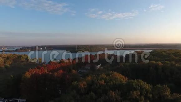 从无人驾驶飞机上看到的森林和湖泊视频的预览图