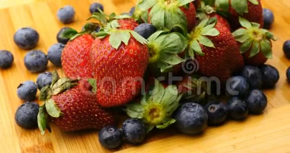水果健康新鲜天然草莓和浆果视频的预览图