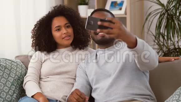 有智能手机的情侣在家自拍视频的预览图