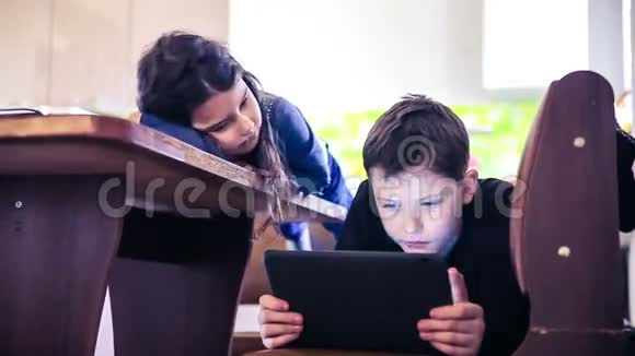 少年儿童在平板电脑中玩耍视频的预览图