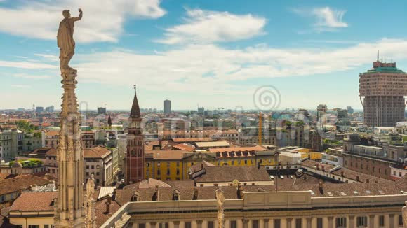 迪摩大教堂屋顶观景点城市全景4k时间流逝意大利视频的预览图