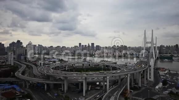 上海南浦立交桥交通交汇处鸟瞰图视频的预览图