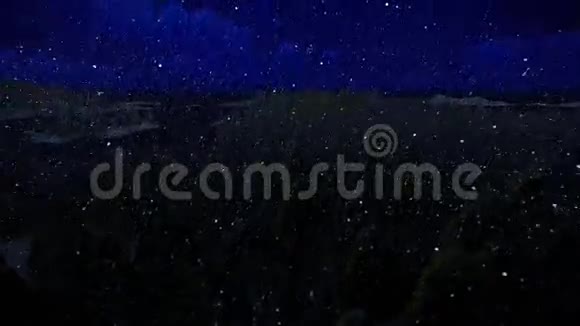 在森林山和大海上漫步美丽的夜晚下雪视频的预览图